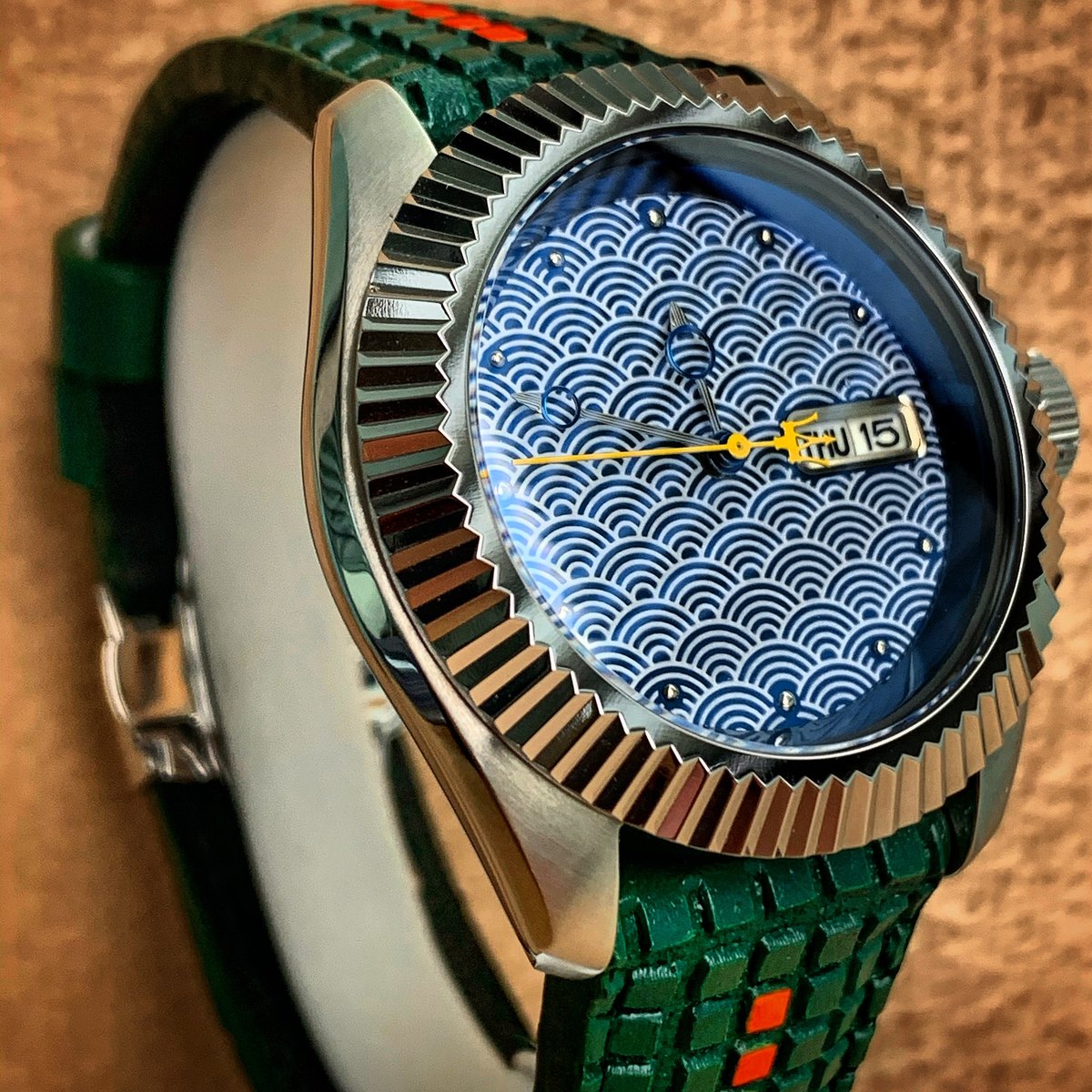 Aftermarket dial · 4